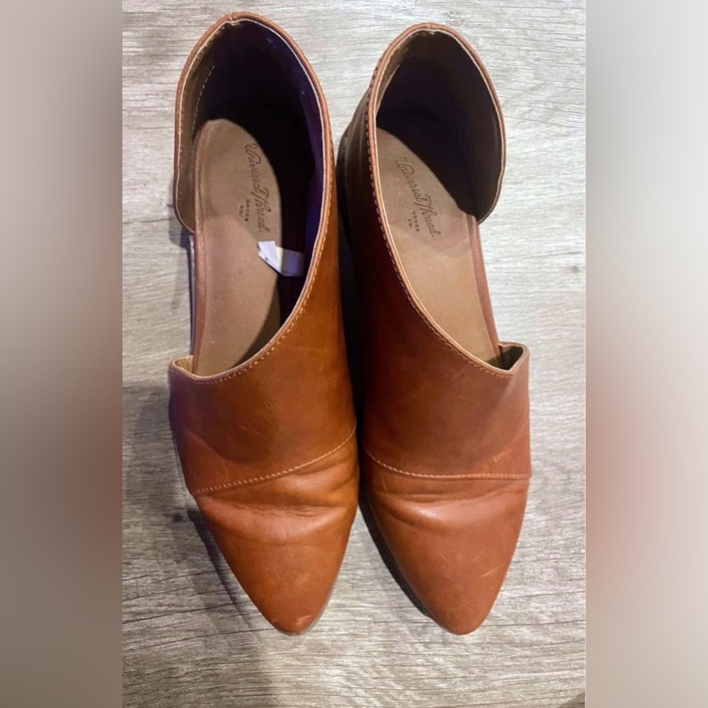Universal Thread flats